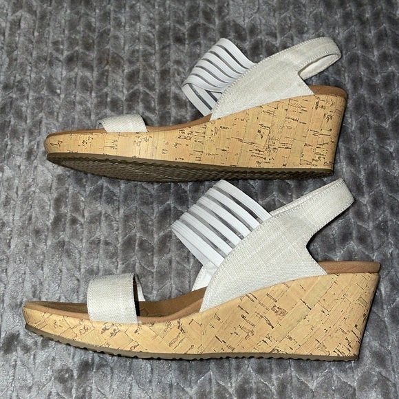 Skechers Luxe Foam Wedge Sandals. Size 7.5. Off White. - Picture 1 of 9